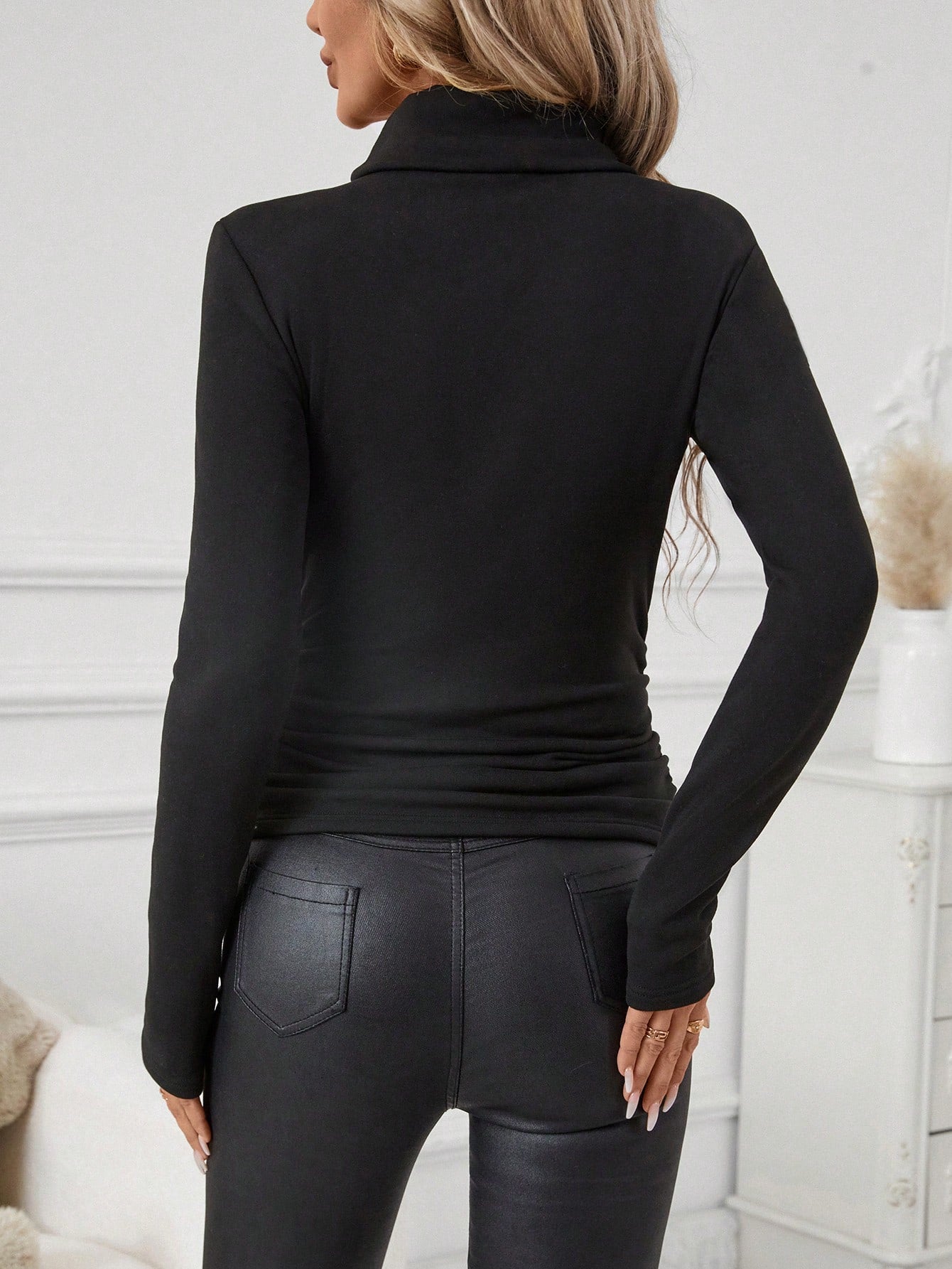 Pull Col roulé noir à taille cintrée
