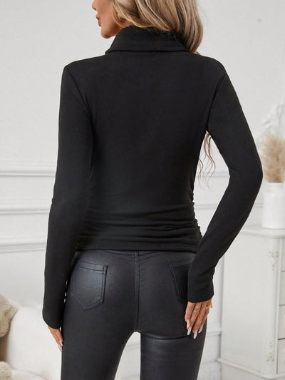 Pull Col roulé noir à taille cintrée