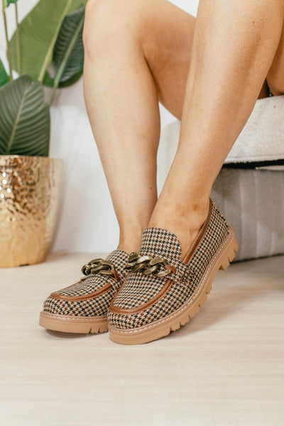 Chien à Tartan Noir et Beige Pas Littéralement des Chaussures