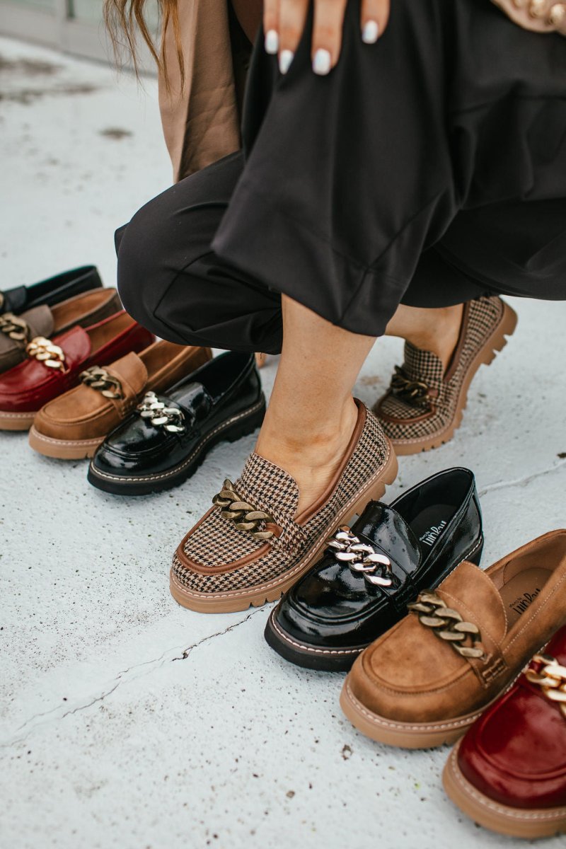 Chien à Tartan Noir et Beige Pas Littéralement des Chaussures