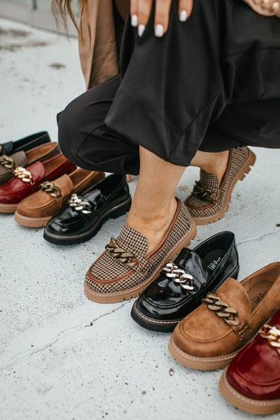 Chien à Tartan Noir et Beige Pas Littéralement des Chaussures