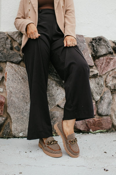 Chien à Tartan Noir et Beige Pas Littéralement des Chaussures