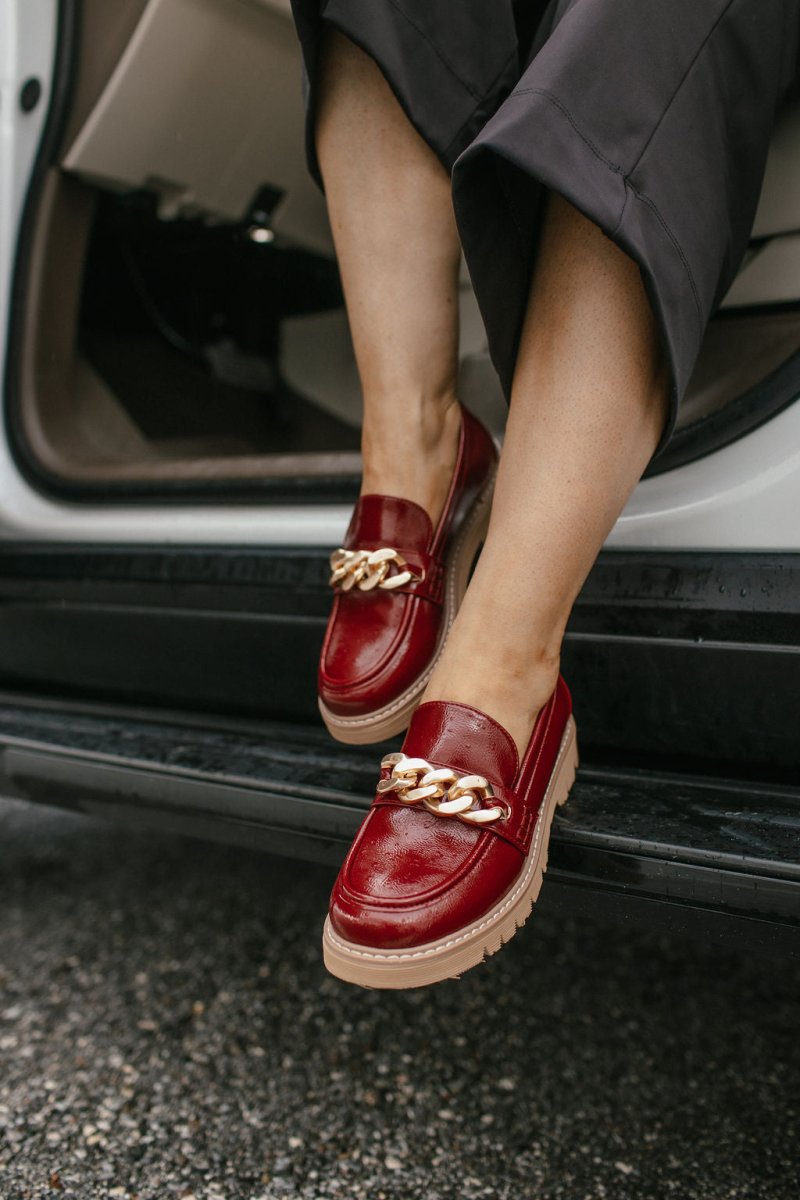 Chaussures en faux cuir brillant rouge foncé Crinkle