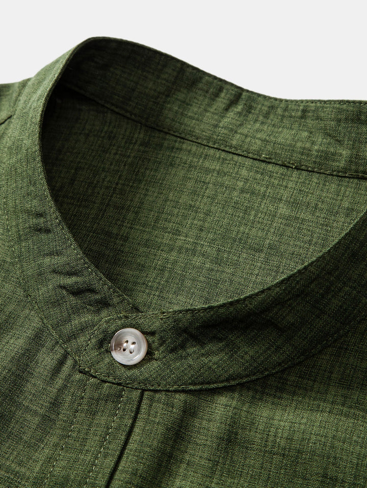 Chemise à manches courtes avec col chinois et pantalons en lin à pattes droites