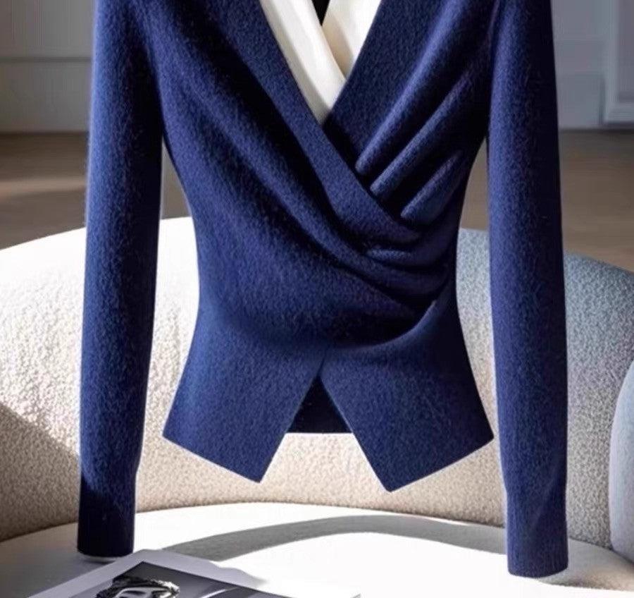 Pull enroulé bleu à col en V et manches longues