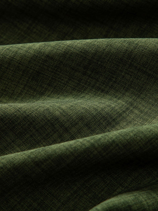 Chemise à manches courtes avec col chinois et pantalons en lin à pattes droites