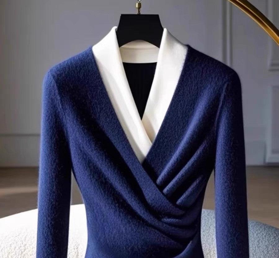 Pull enroulé bleu à col en V et manches longues