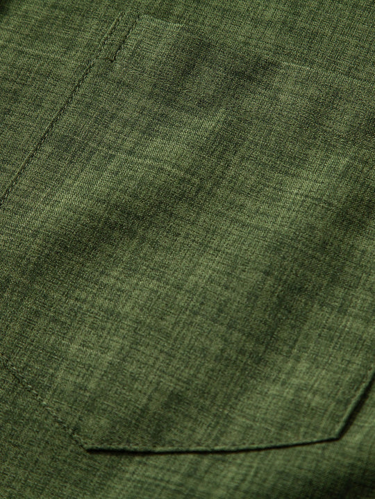 Chemise à manches courtes avec col chinois et pantalons en lin à pattes droites